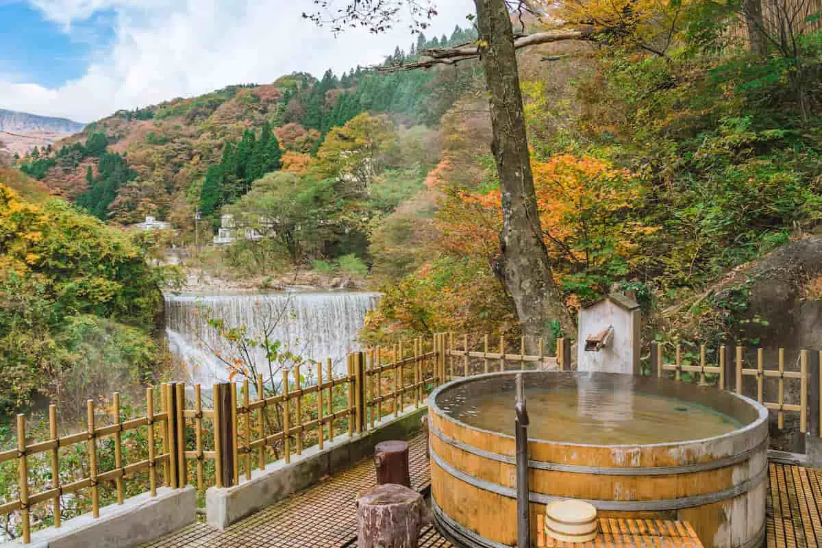 紅葉を楽しみながら露天温泉に入る